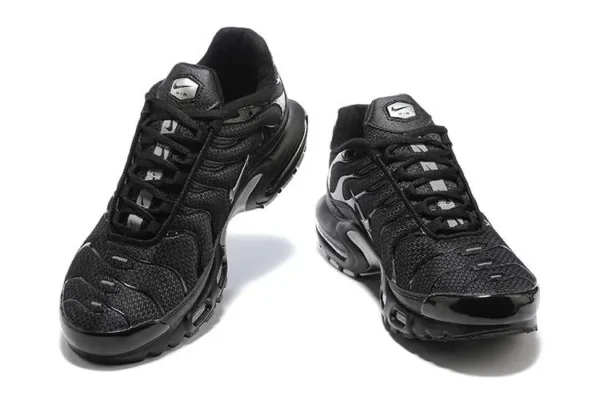 AIR MAX PLUS TN ‘BLACK METALLIC SILVER’